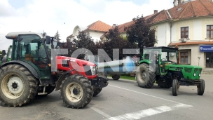 Poljoprivrednici blokirali ulicu